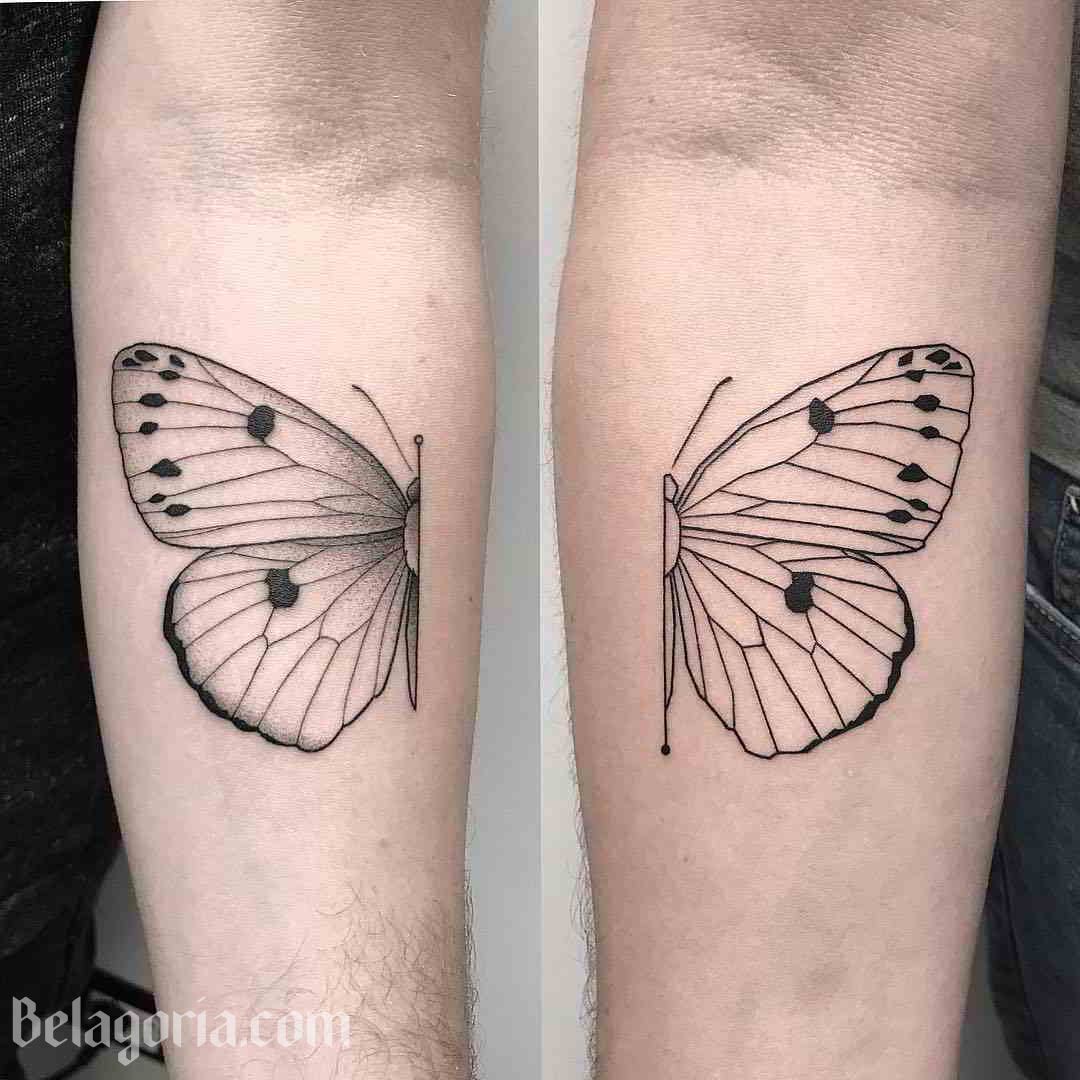 Vemos a una mujer con un precioso tatuaje de mariposa