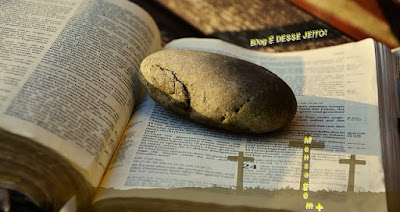 Blog É DESSE JEITO! "Assim Diz o SENHOR" Imagem de uma pedra em cima da PALAVRA de DEUS
