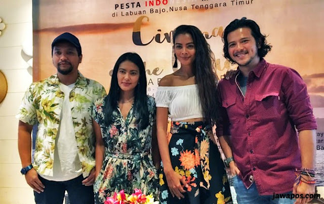 Serunya Pesta Indonesia Merdeka di Labuan Bajo 1 Lola Amaria bersama pemain film ‘Labuan Hati’