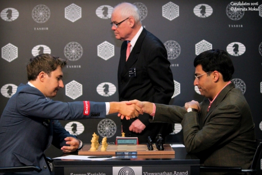 Sergey Karjakin bat Viswanathan Anand lors de la ronde 4 - Photo © Amruta Mokal Sergey Karjakin bat Viswanathan Anand lors de la ronde 4 - Photo © Amruta Mokal 