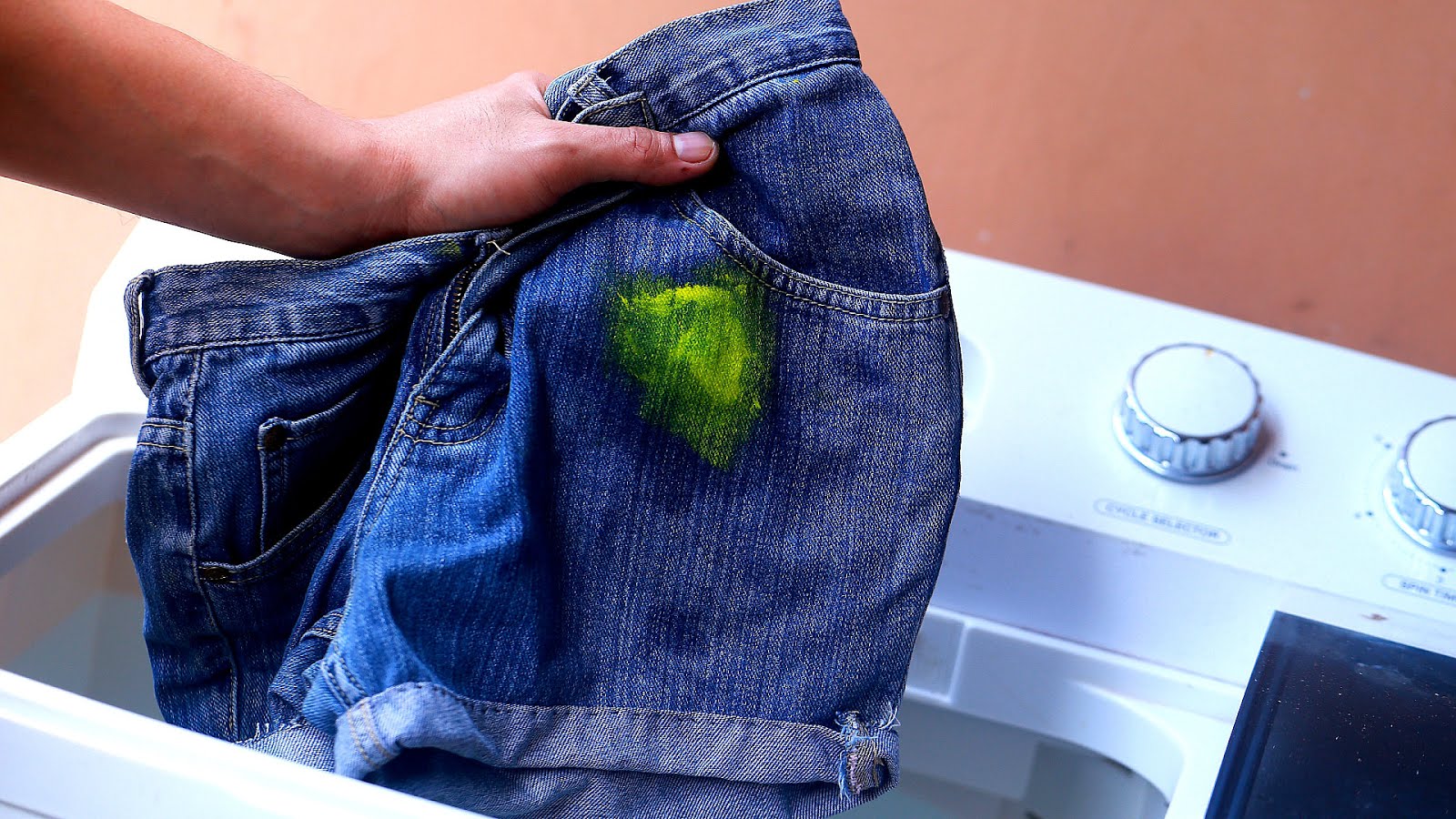 Чем отстирать траву с джинс. Джинсы испачканные краской. Пятно от краски на джинсах. Краски отстирываются порошковые. Джинсы в зеленой краске испачканные.