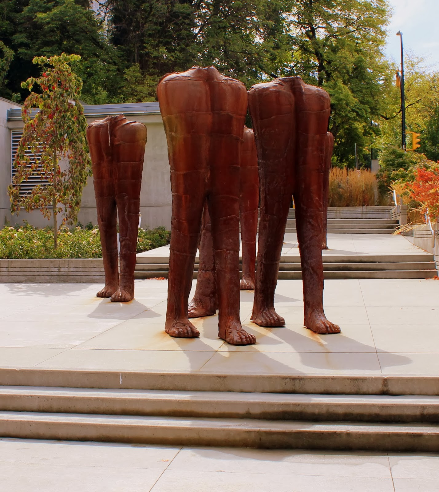magdalena abakanowicz 12 seated figures