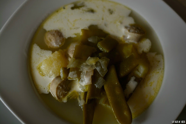 plato-de-sopa-de-Luxemburgo-con-salchichas-y-verduras