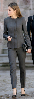 Tailleur pantalon Hugo Boss / escarpins Carolina Herrera / pochette Uterque