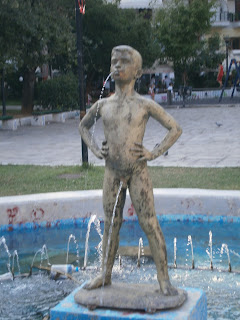 γλυπτό Παιδί που Σφυρίζει στο σιντριβάνι της πλατείας Ναυαρίνου στη Θεσσαλονίκη