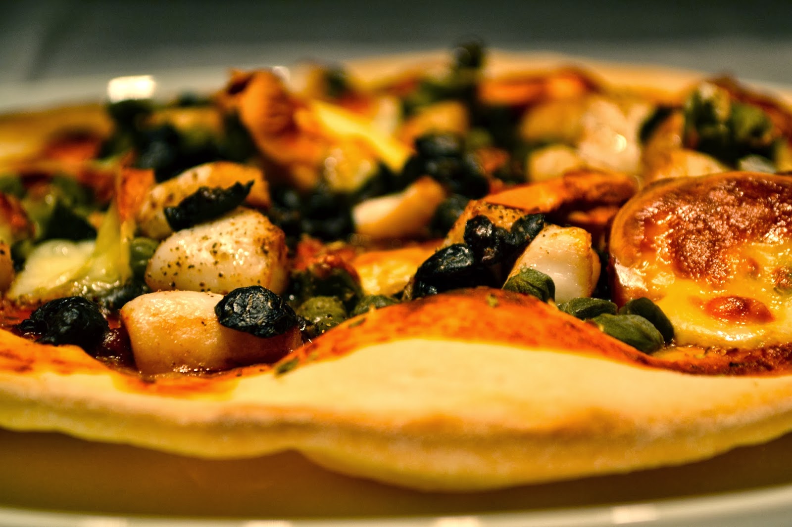 clubzimmer: Pizza mit Tintenfisch &amp; Oliven