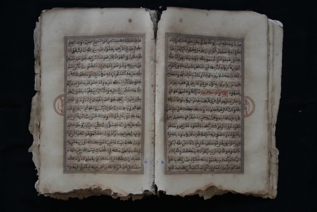 фото корана для фона. коран на арабском. старинный коран. коран на каком языке написан в оригинале. коран на арабском языке.