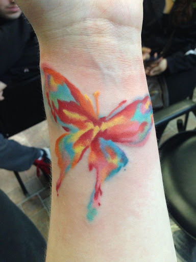 BORBOLETA NO PULSO EM CORES PASTEL