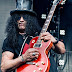 Slash conta qual música o fez mudar do baixo para a guitarra