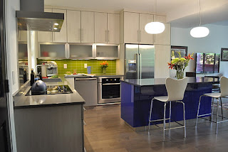 dapur+modern+tema+biru Kombinasi Warna Interior Untuk Rumah Modern