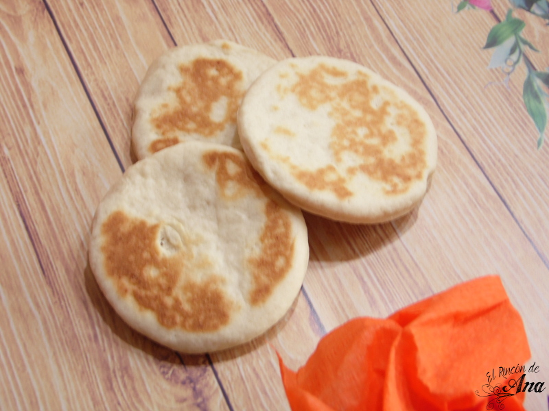 Chocolate caliente y gorditas de nata (crema de leche)