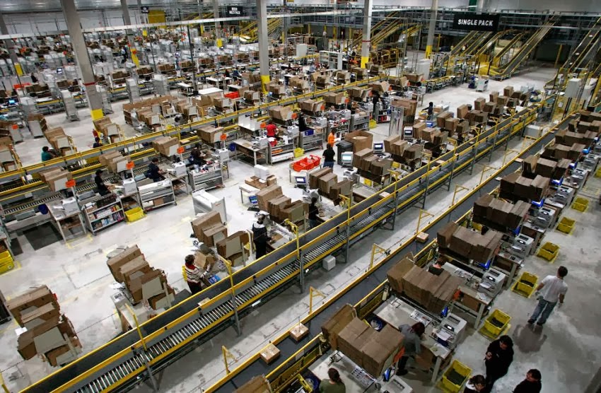 Amazon The world's largest company in the field of PHOTOS0
