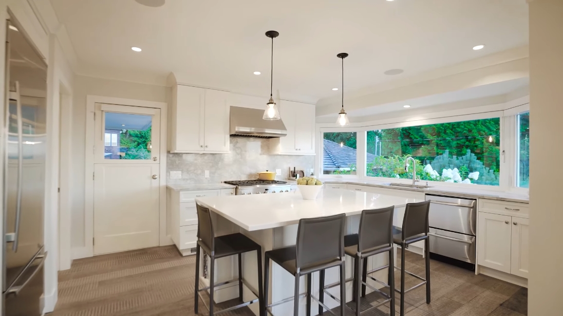 28 Interior Design Photos vs. 125 Kensington Crescent, North Vancouver Luxury Home Tour