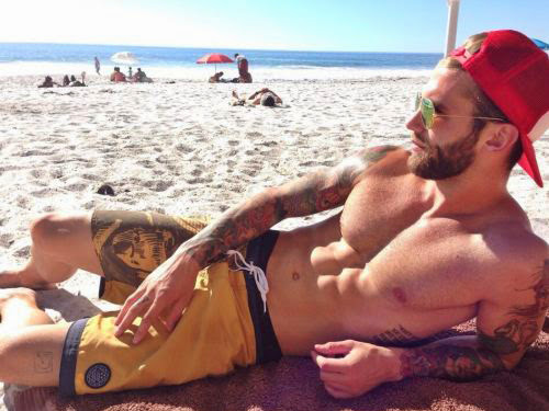 Άντρες ηλιοκαμένοι, γυμνασμένοι το Καλοκαίρι, Πάρα πολλές φωτογραφίες με όμορφους άντρες σε καλοκαιρινή διάθεση