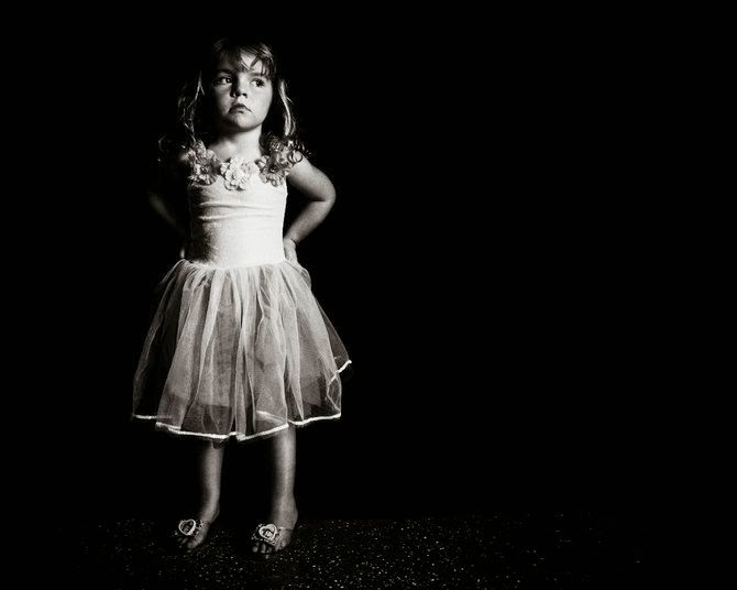 Foto infantil en blanco y negro.