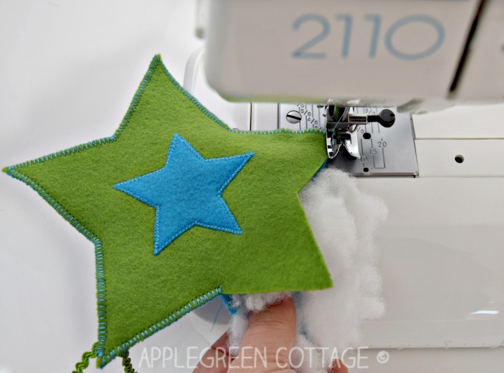 diy christmas decorations felt stars free pattern by applegreen cottage add a cozy look - Christmas Decorations To Make With Sewing Machine diy christmas decorations felt stars free pattern by applegreen cottage add a cozy look - Christmas Decorations To Make With Sewing Machine