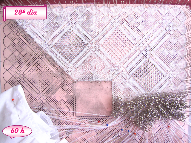 foto avance pañuelo de novia de encaje de bolillos, día 28 y 60 horas de labor realizadas