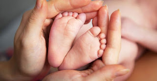 Experts Recommend Parents To Let Babies Barefoot, It's Very Good For Their Health