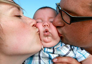 7 Akhibat jika bayi sering di cium 7 Akhibat jika bayi sering di cium