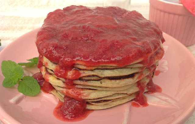 Syrniki con Varenye de fresas - postre de Bielorrusia