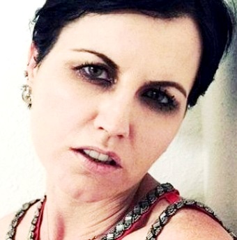 Dolores O'Riordan Rostro de Dolores O'Riordan con maquillaje