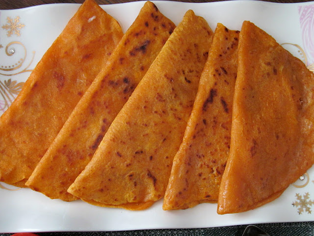 Томатные лепешки с копчёной курицей и сыром