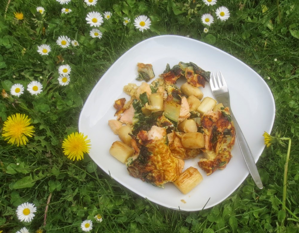 Barbaras Spielwiese: Trümmer-Omelett mit Spargel, Lachs und Mangold