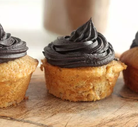 Banana Cupcakes with Dark Chocolate