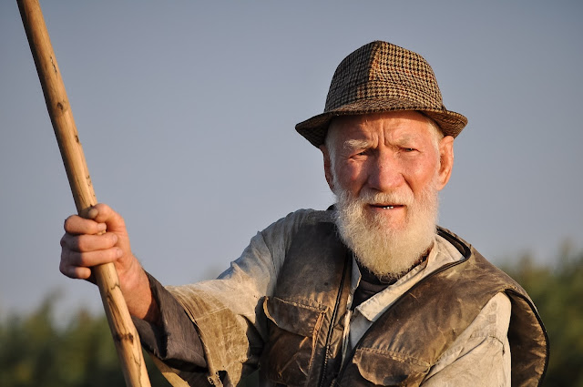 IELTS speaking topics 2016 an old person you like talking to Describe an old person you like talkiing to IELTS speaking band 9 answer