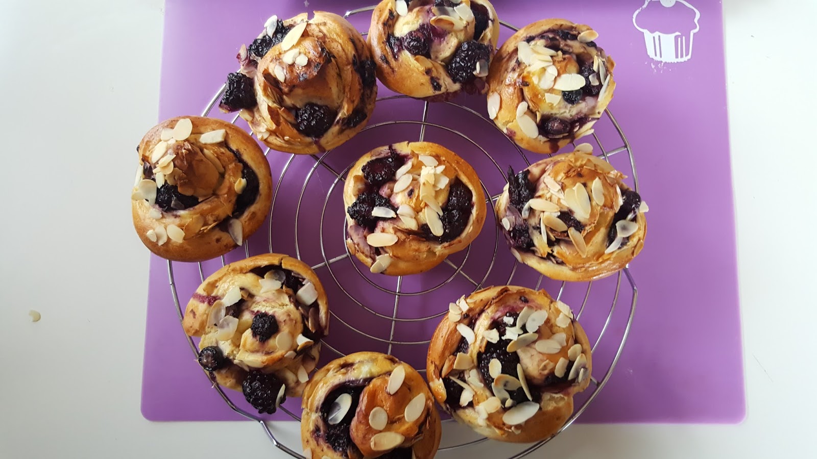 Brombeer-Hefe-Mandel-Muffin