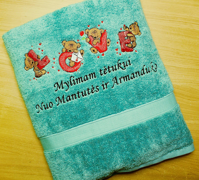Вышитое полотенце в подарок