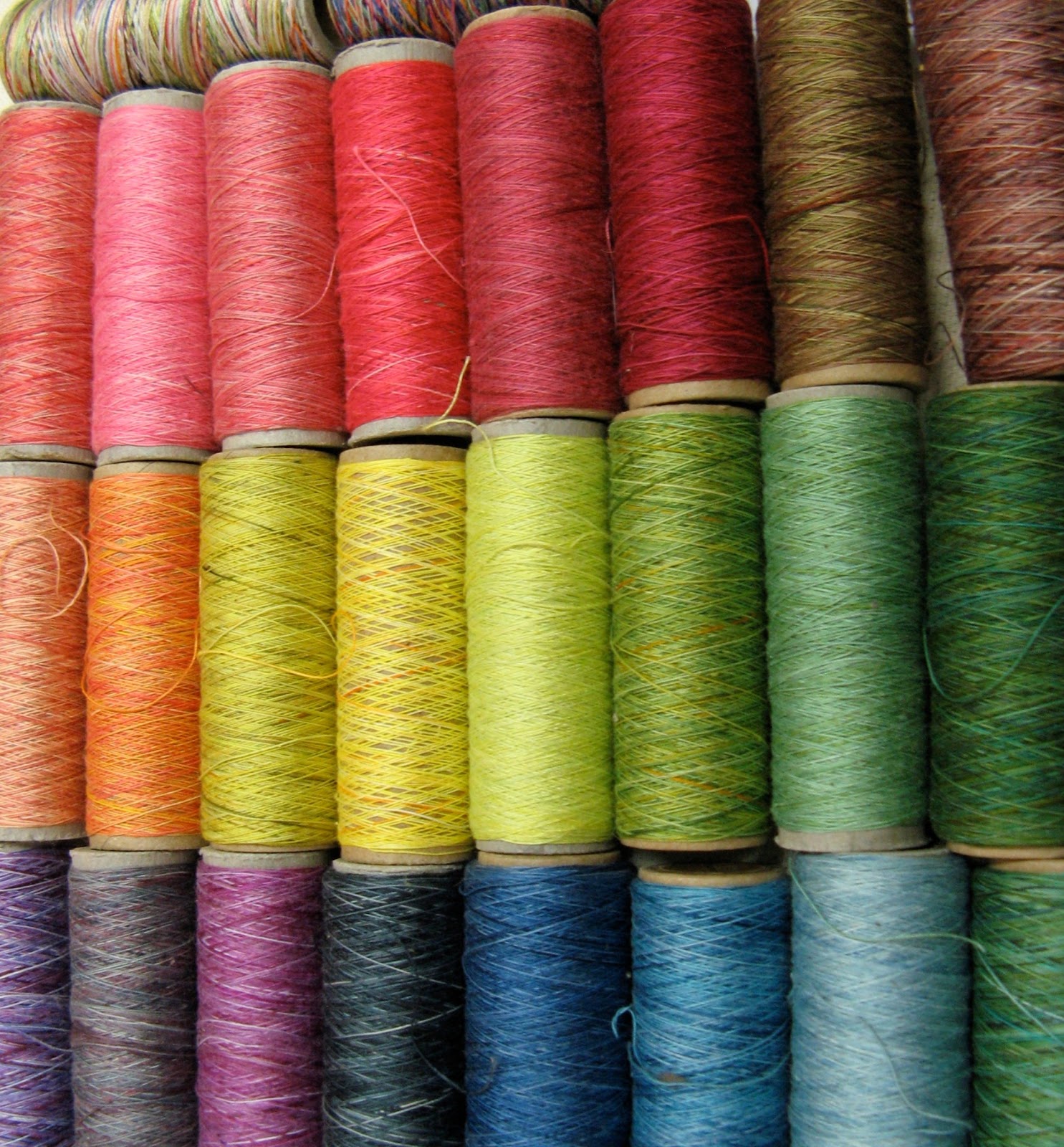 Сотканные нити. Разноцветные нитки. Красивые нитки. Коллекция ниток. Красивые разноцветные нитки.