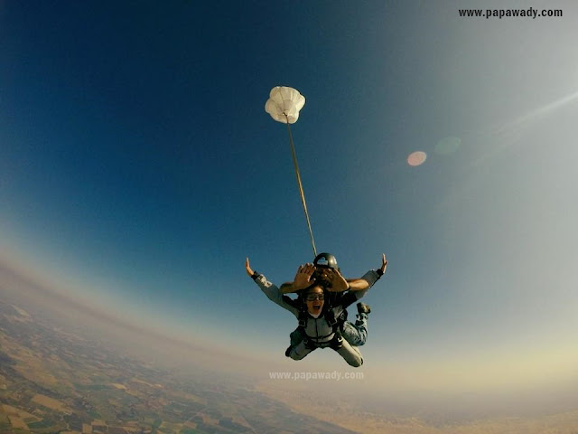 Amazing Pictures : Model Awn Seng Goes Sky Dive in USA 