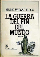 “La guerra del fin del mundo” de Mario Vargas Llosa. SINOPSIS: Un relato exhaustivamente documentado sobre la Guerra de Canudos que reproduce prodigiosamente las mentalidades profundas, las pasiones irracionales y las desbocadas fuerzas sociales del Brasil de finales del siglo XIX. «Esta novela me hizo vivir una de las aventuras literarias más ricas y exaltantes.» Mario Vargas Llosa A finales del siglo XIX, en las tierras paupérrimas del noreste del Brasil, el chispazo de las arengas del Consejero, personaje mesiánico y enigmático, prenderá la insurrección de los desheredados. En circunstancias extremas como aquellas, la consecución de la dignidad vital solo podrá venir de la exaltación religiosa -el convencimiento fanático de la elección divina de los marginados del mundo- y del quebranto radical de las reglas que rigen el mundo de los poderosos. Así, grupos de miserables acudirán a la llamada de la revolución de Canudos, la ciudad donde se asentará esta comunidad de personajes que difícilmente desaparecerán de la imaginación del lector: el Beatito, el León de Natuba, María Quadrado... Frente a todos ellos, una trama político-militar se articula para detener con toda su fuerza el movimiento que amenaza con expandirse. La Guerra del fin del mundo, primera novela que Mario Vargas Llosa situó fuera del Perú, es un relato exhaustivamente documentado, tanto a través de lecturas como de viajes sobre el terreno en el que tuvo lugar este acontecimiento histórico. Un libro fundamental en la historia literaria del siglo XX