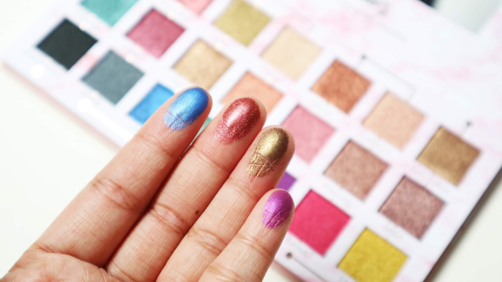 Detail Makeover Metallics 21 Colours Eyeshadow Palette (Swatches