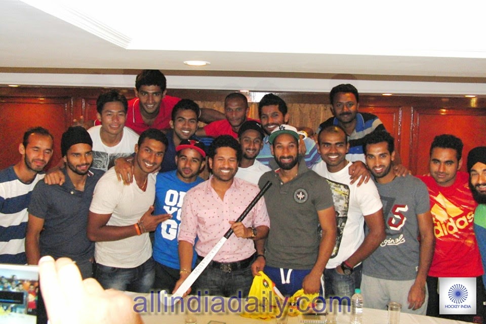Sachin Tendulkar Meets Hockey India Team to Motivate them for World Cup 2014