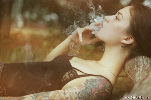 Hình ảnh con gái hút thuốc lá buồn đầy tâm trạng