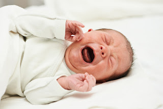 10 حلول سحرية لعلاج المغص عند الرضع