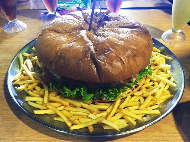 Dino Steak & Pasta: Sajian Burger Raksasa, Berani Coba? Dino Steak & Pasta: Sajian Burger Raksasa, Berani Coba?