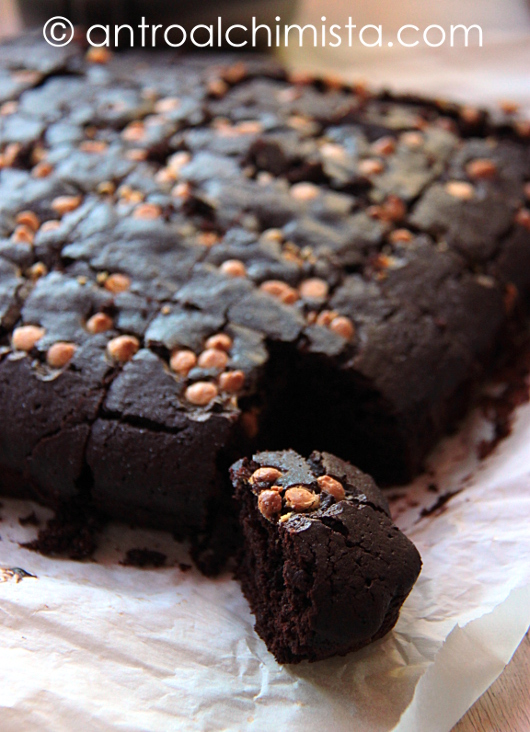 Torta Brownie con Wafer e Gocce di Cioccolato Bianco