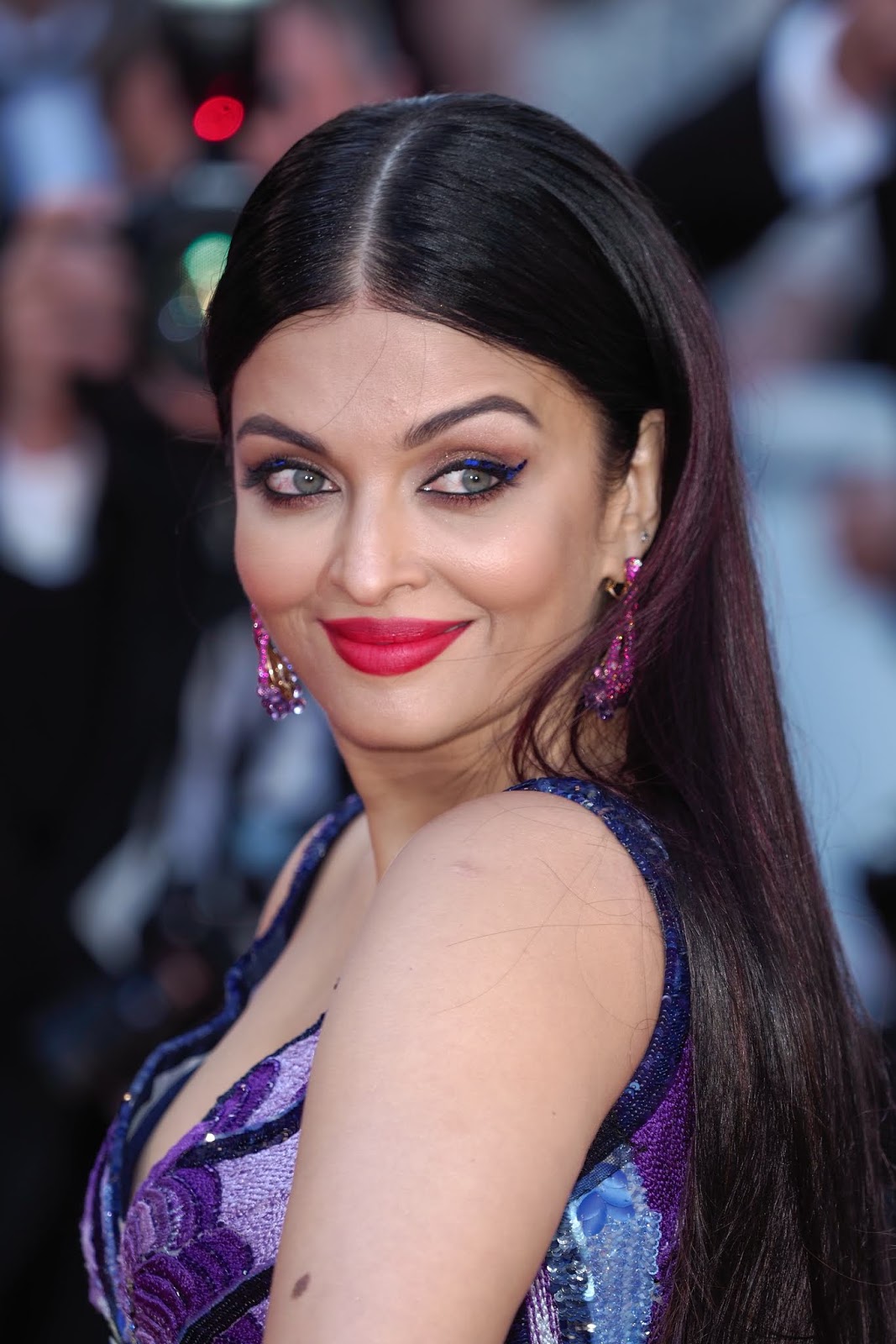 High Quality Bollywood Celebrity Pictures: Aishwarya Rai Bachchan Sexy