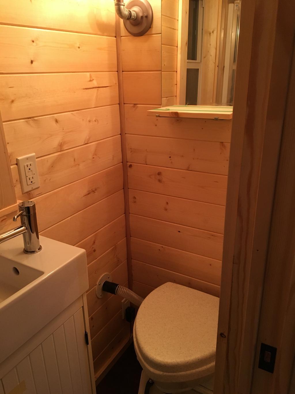 Luxury Tiny House in Bend (280 Sq Ft) [ TINY HOUSE TOWN ]