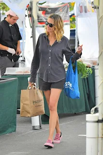Julia Roberts stops by a local farmer’s market for some fresh produce