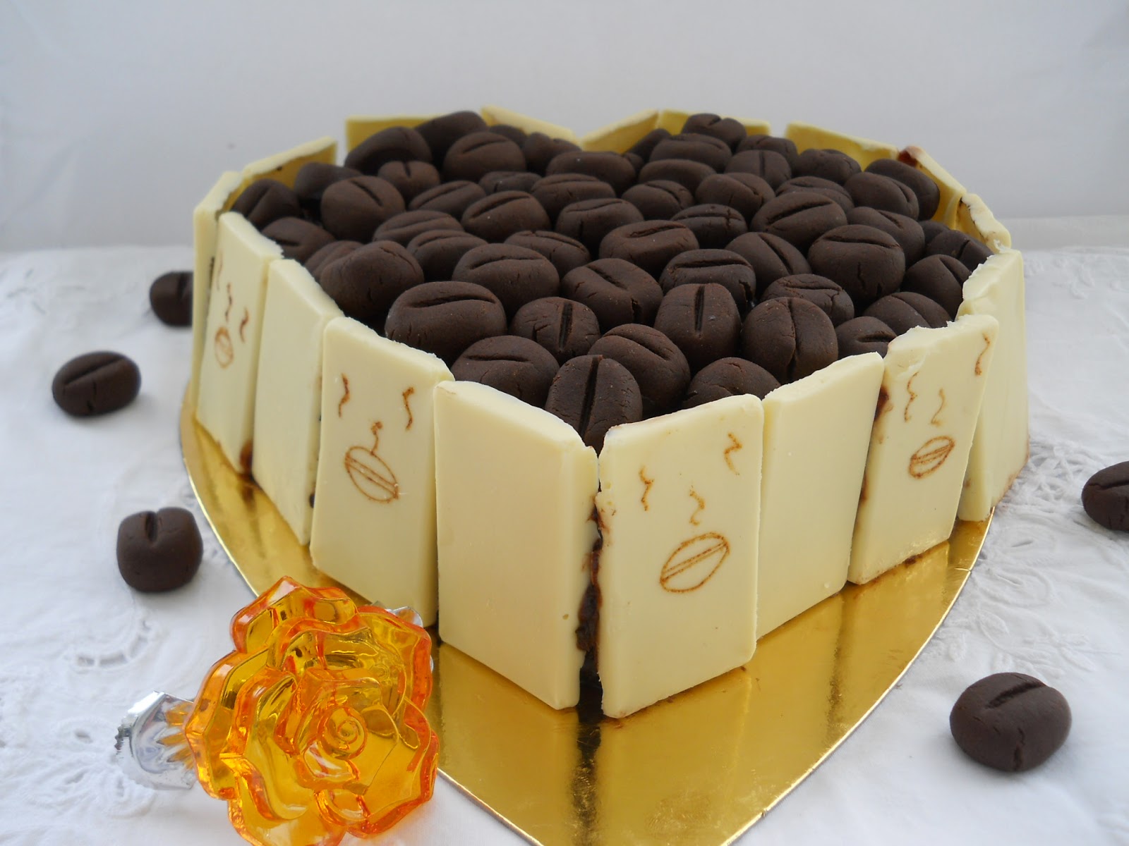 Pe masa din bucatarie Tort chouxala creme cu crema de portocale si