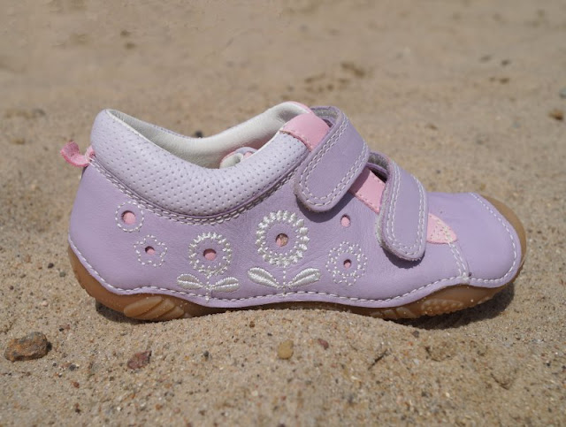 Mit tollen Kinderschuhen am Strand unterwegs (+ Verlosung)! Hier: Zart lila Sommer-Sneaker mit süßen Blumen-Stickereien für kleine Mädchen.