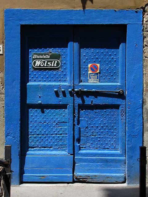 Blue doorway, bicycle workshop, Livorno