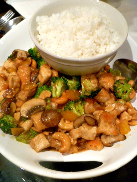Garlic Chicken Stir Fry:  Tender chicken pieces coupled with tasty mushrooms and broccoli bathed in a thick garlic sauce.  All in 20 minutes! Slice of Southern