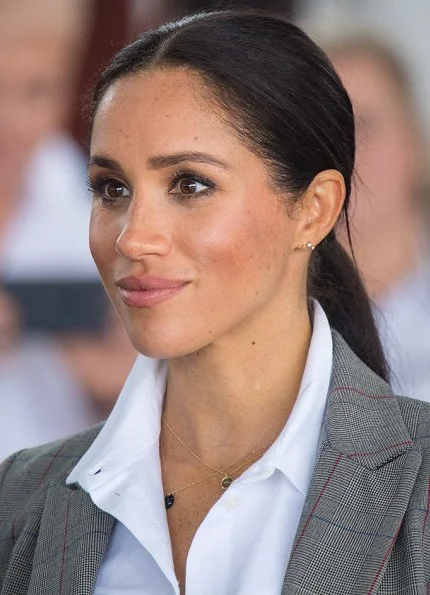 Meghan Markle wore Serena Williams Collection Boss Oversized Blazer and Maison Kitsune Oxford Fox Embroidery Classic Shirt, Outland Isabel Jeans