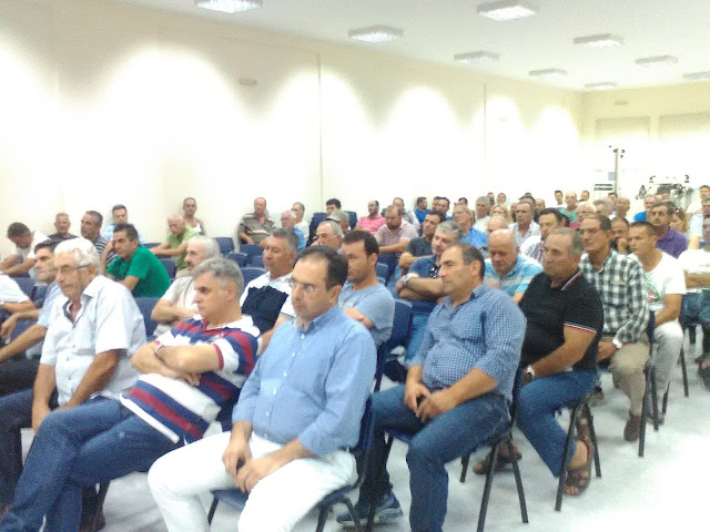 ΑΓΩΝΙΣΤΙΚΕΣ ΚΙΝΗΤΟΠΟΙΗΣΕΙΣ ΓΙΑ ΤΟ ΘΕΜΑ ΤΟΥ ΡΟΔΑΚΙΝΟΥ ΚΑΙ ΤΩΝ ΑΠΟΖΗΜΙΩΣΕΩΝ ΚΑΙ ΕΜΠΑΡΓΚΟ ΑΠΟΦΑΣΙΣΑΝ ΣΕ ΣΥΝΕΛΕΥΣΗ Ο ΑΓΡΟΤΙΚΟΣ ΣΥΛΛΟΓΟΣ ΒΕΡΟΙΑΣ ΣΕ ΜΙΑ ΚΑΤΑΜΕΣΤΗ ΑΙΘΟΥΣΑ ΣΤΗΝ ΜΕΣΣΗ ΒΕΡΟΙΑΣ.ΣΥΝΤΟΝΙΣΜΕΝΕΣ ΟΛΕΣ ΟΙ ΔΥΝΑΜΕΙΣ ΘΑ ΠΑΛΕΨΟΥΝ ΓΙΑ ΤΗΝ ΕΠΙΒΙΩΣΗ .ΦΩΤΟ ΒΙΝΤ