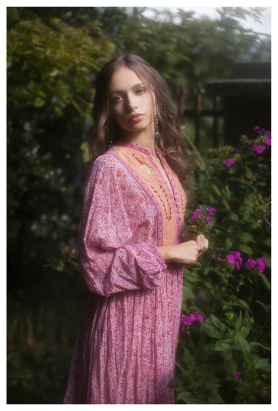 A bela modelo Sabrina Barca em meio a natureza na fotografia fashion de Vivienne Mok Vivienne Mok fotografia fashion mulheres modelos Sabrina Barca floral natureza beleza